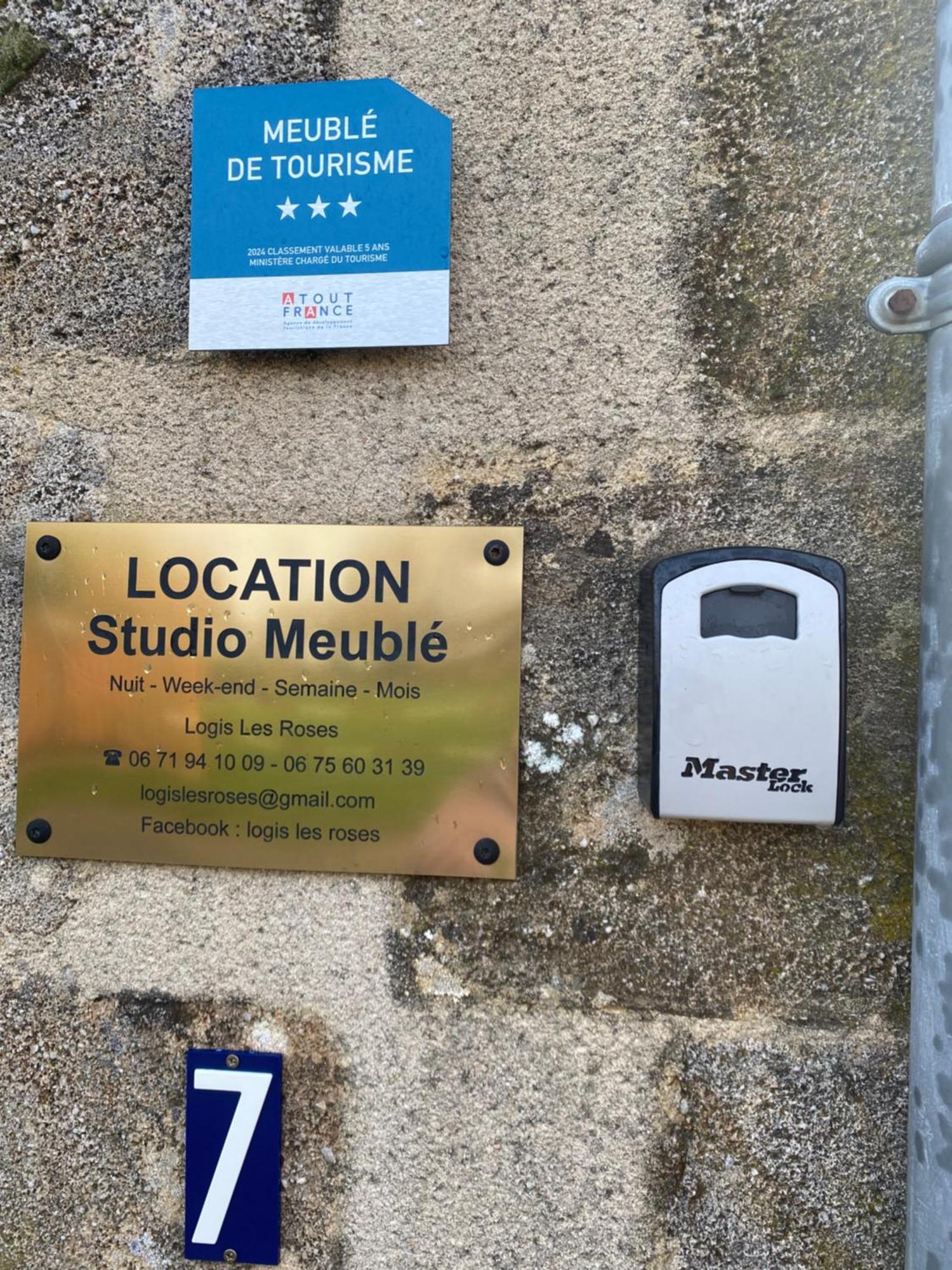 Studio Logis Les Roses Bourbon-lʼArchambault Zewnętrze zdjęcie